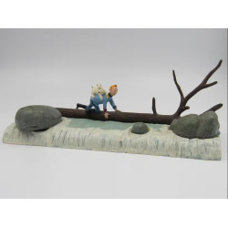TINTIN ET MILOU TRAVERSANT LA CASCADE L OREILLE CASSEE PIXI 4568
